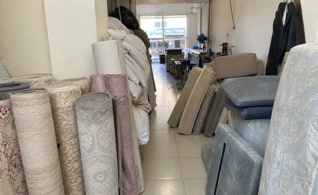 Atölyede halı, yorgan ve koltuk ürünleri genel görünüm
